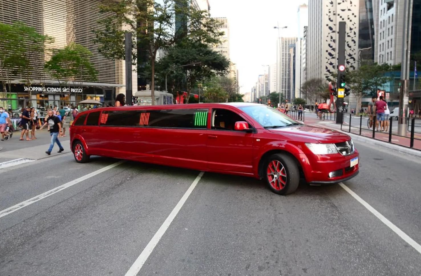 Limousine Vermelha — Glamour Limousines em São Paulo