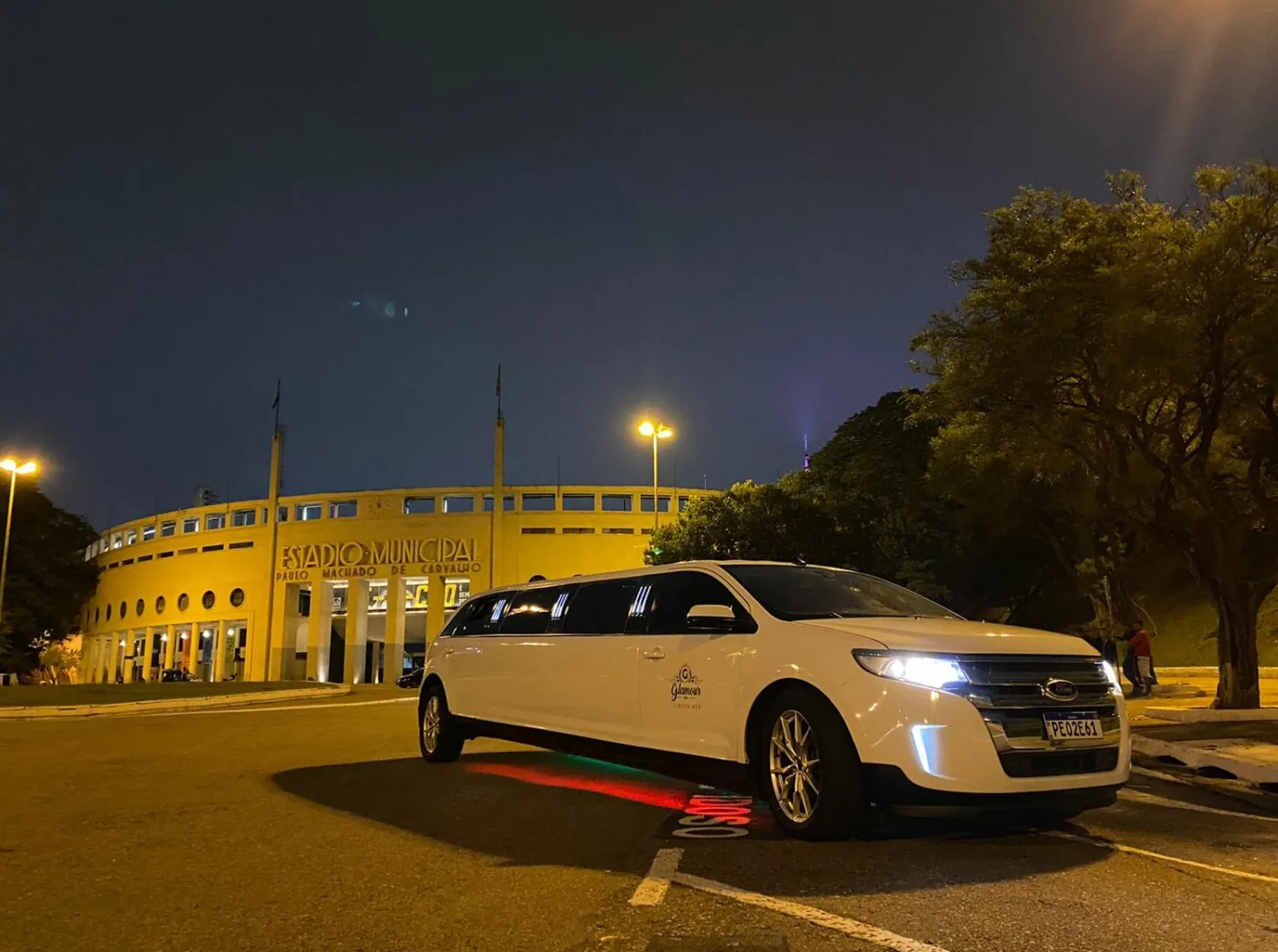 Limousine branca Ford Edge iluminada à noite em São Paulo