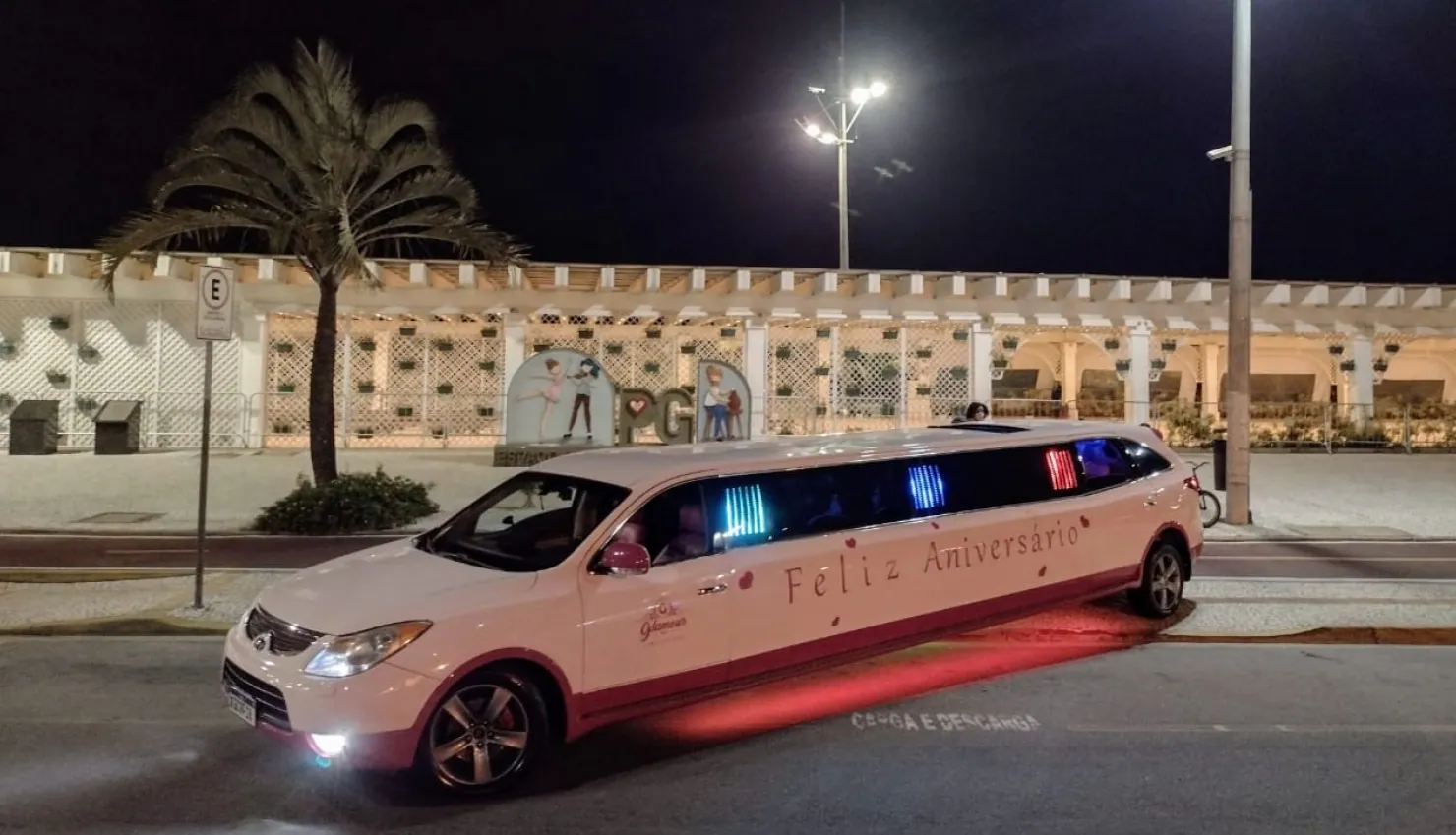 Limousine rosa Hyundai Vera Cruz em avenida de São Paulo à noite
