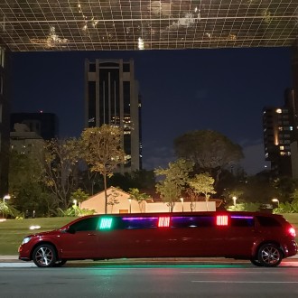 Limousine Dodge Journey Vermelha
